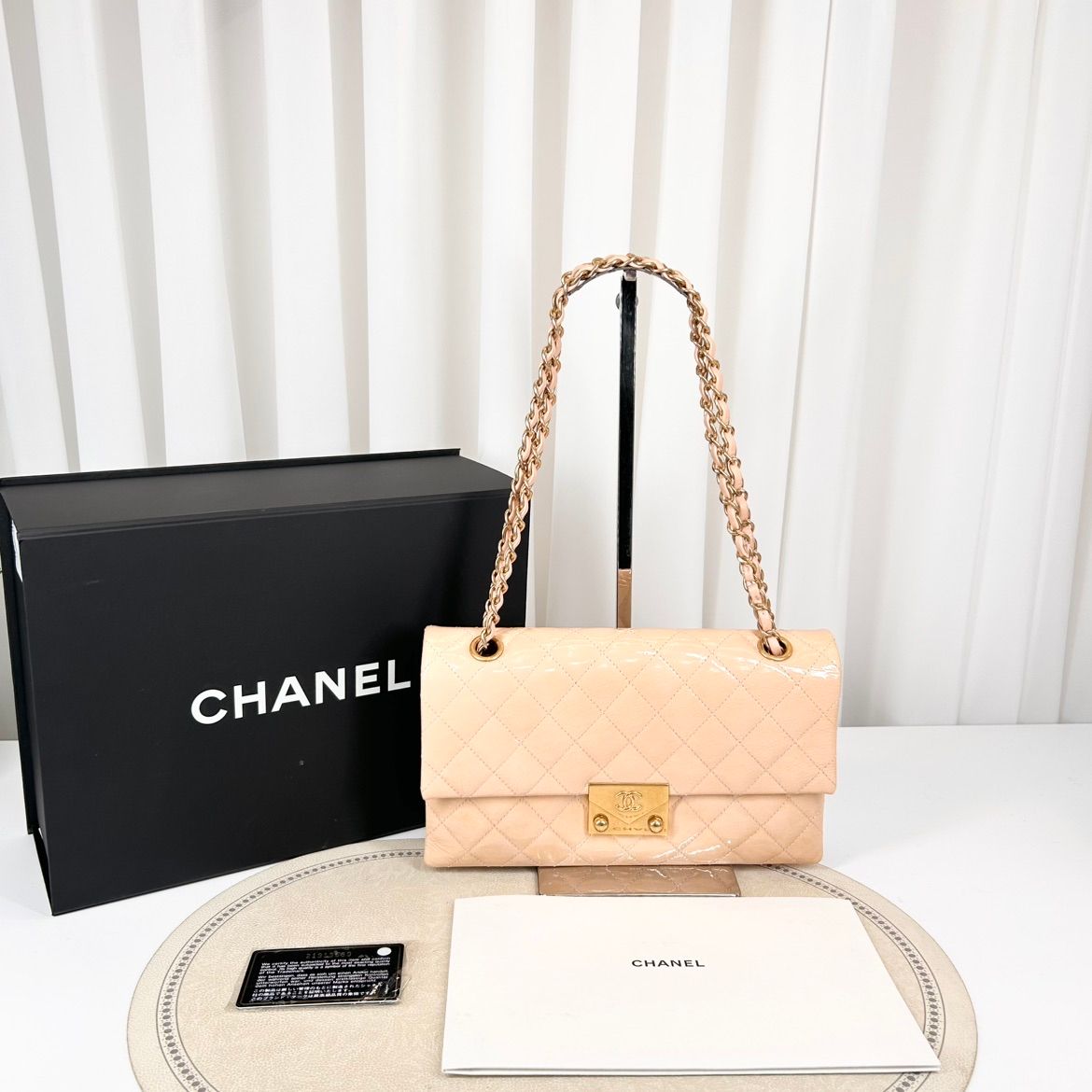 Chanel Classic Flap 21 – Vernice Rosa Cipria – Hardware Oro – Serie 21 - Etoilux