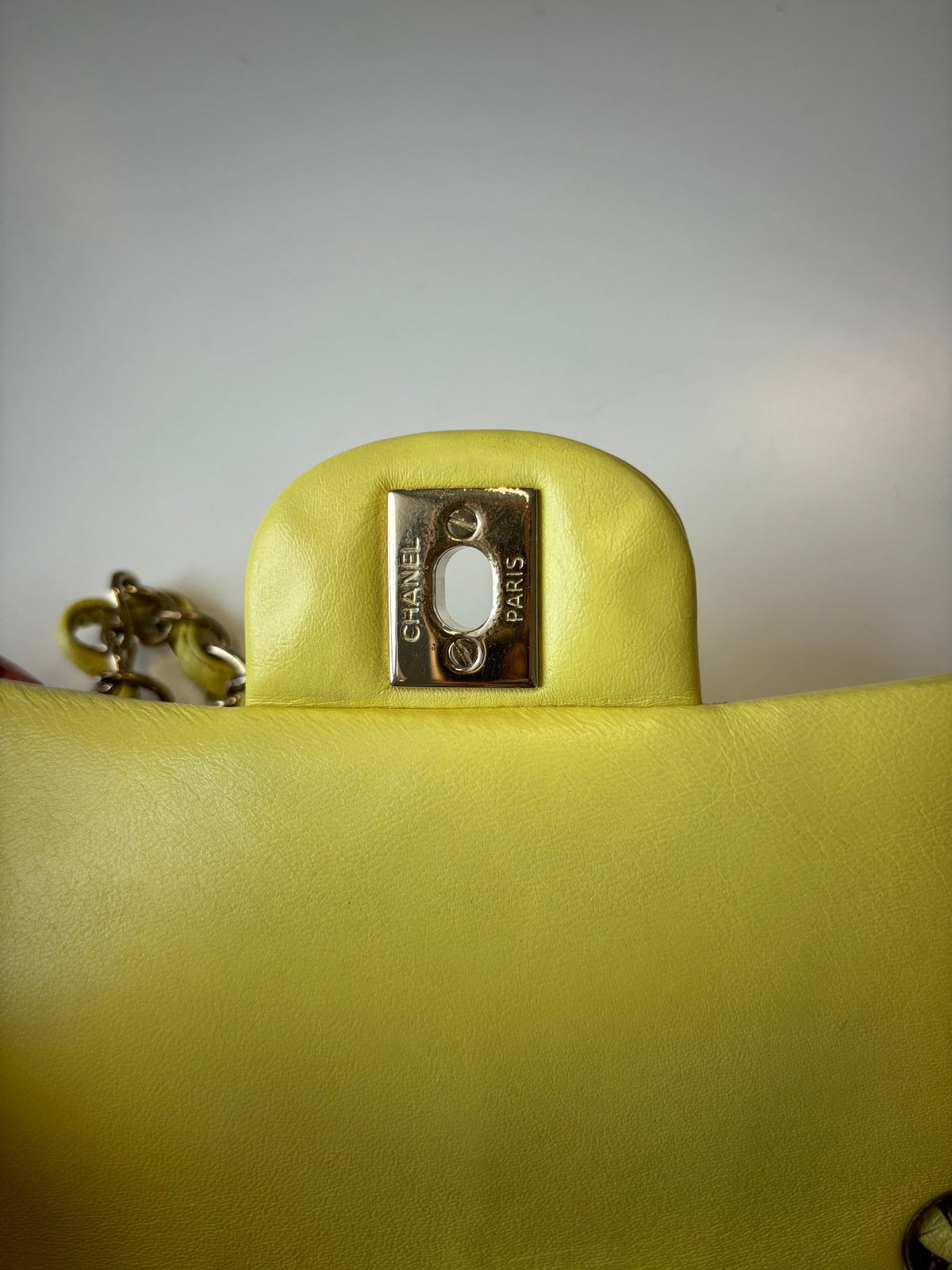 Chanel Classic Flap Mini Rettangolare in Pelle di Agnello Giallo Limone, 2017 – 20 cm - Etoilux