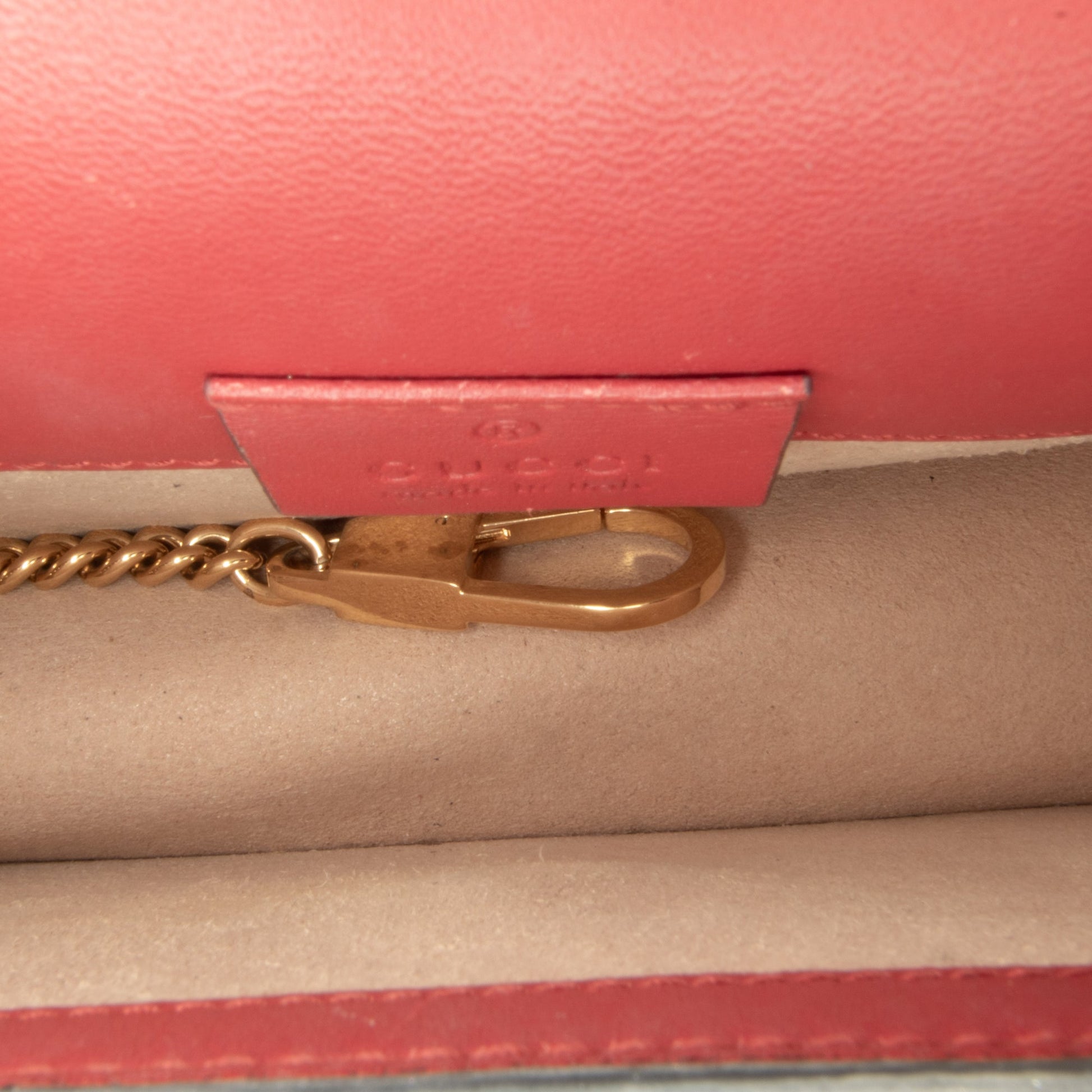 Gucci Super Mini Sylvie a Catena – Pelle Rossa con Dettagli Oro - Etoilux