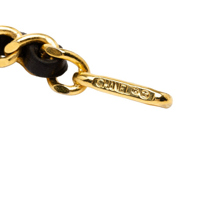 Chanel – Cintura con Catena e Medaglione CC in Pelle Intrecciata, Placcata Oro (1982) - Etoilux