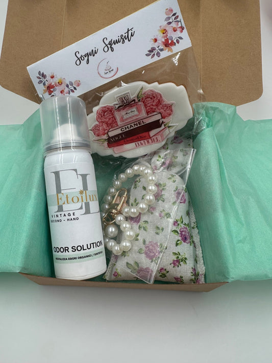 Etoilux Mother's Day Box aperta con tissue verde menta, Odor Solution, biscotto artigianale Sogni Squisiti, braccialetto di perle e sacchetto floreale"
— "Dettaglio contenuto gift box Etoilux Festa della Mamma — vista dall'alto