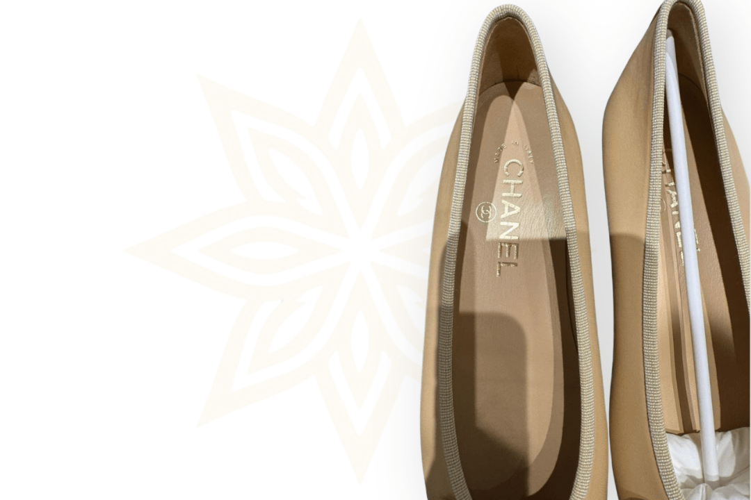 Chanel – Ballerine in pelle beige e punta nera - Etoilux