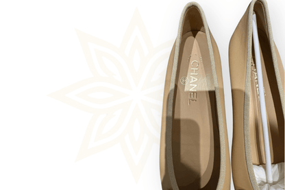 Chanel – Ballerine in pelle beige e punta nera - Etoilux