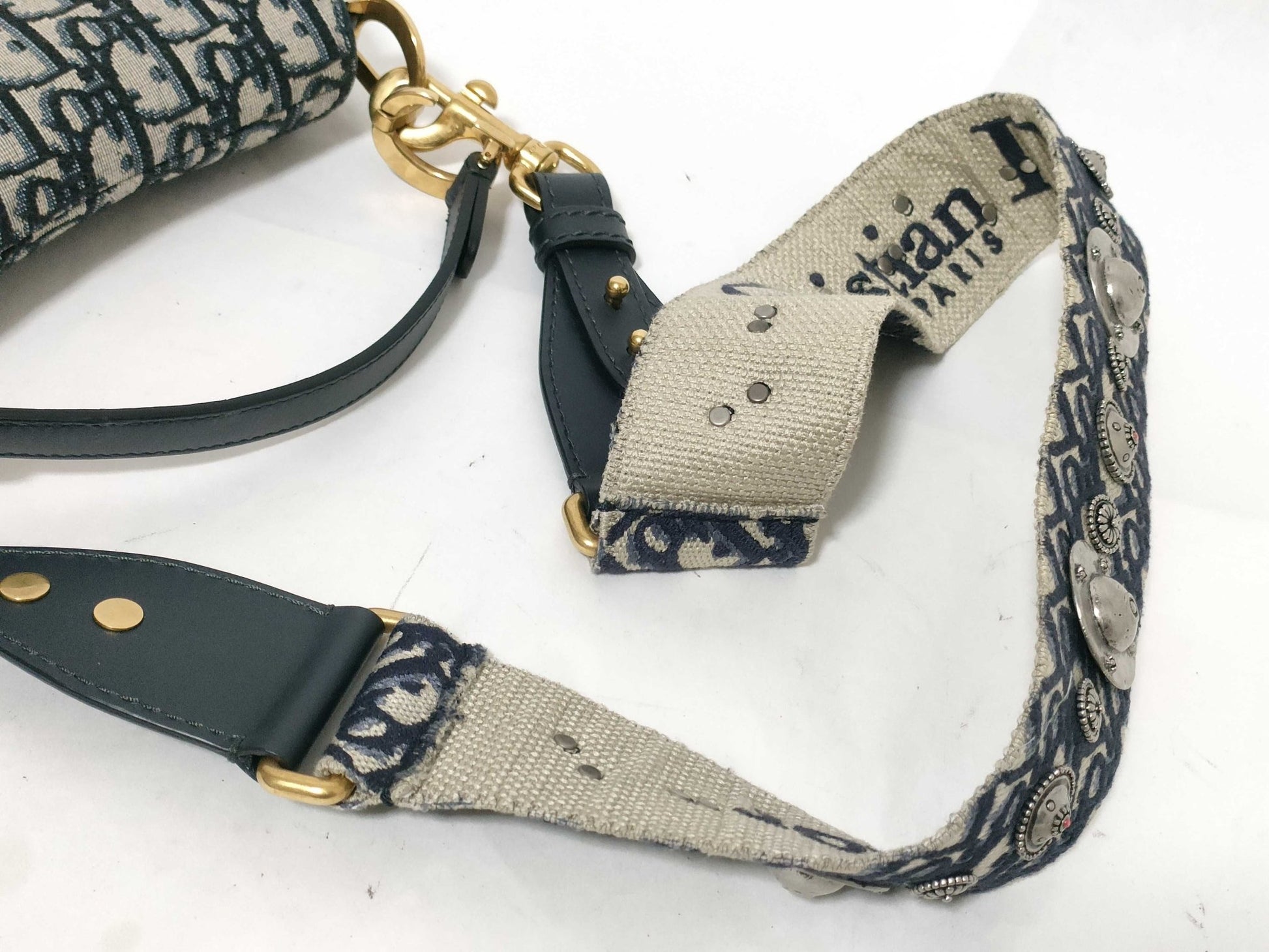 Christian Dior Saddle Medium – Tela Oblique Blu, Hardware Oro, con Tracolla Ricamata - Etoilux