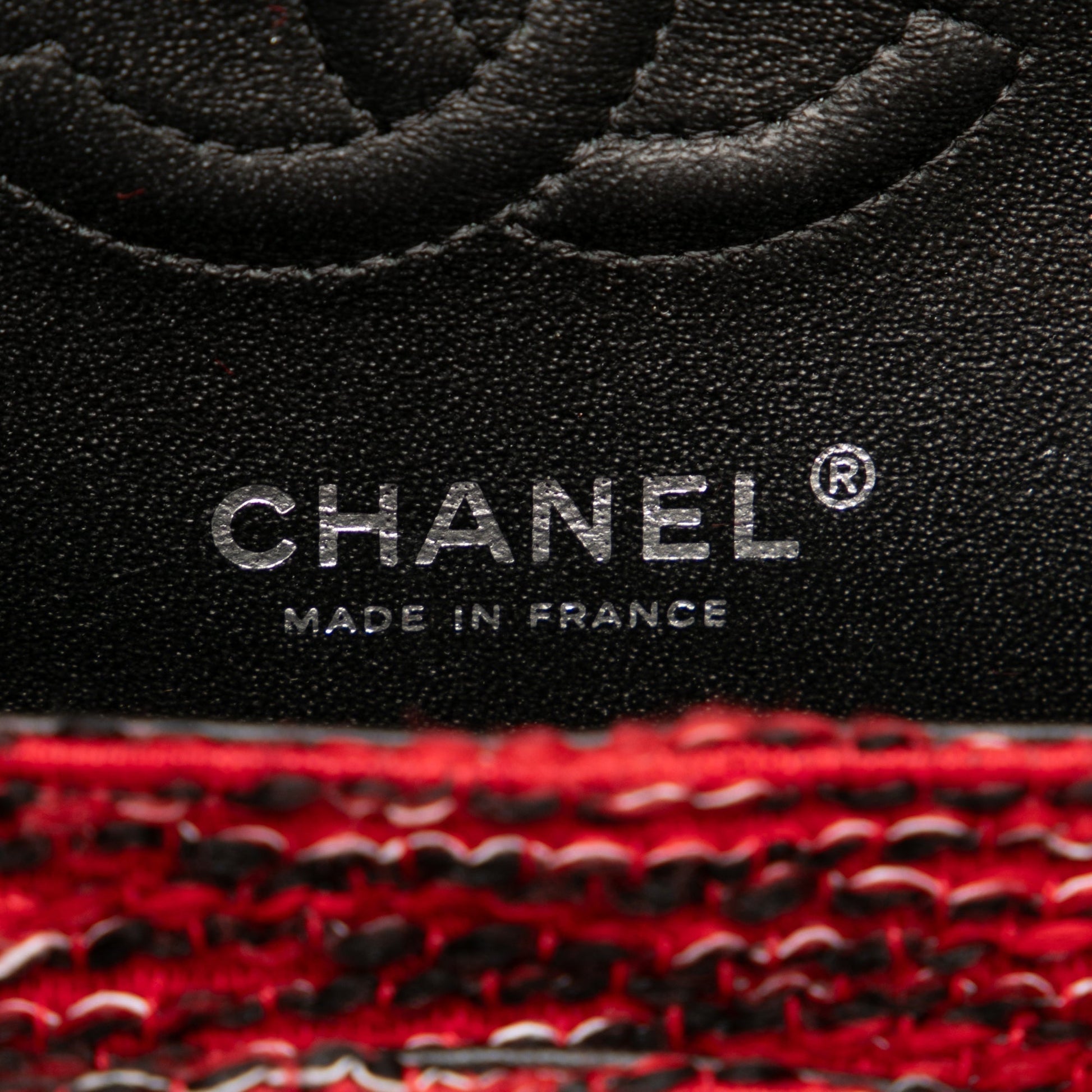 Chanel – Flap Bag Tweed Rosso con Charm Metallici – 2017/18 - Etoilux