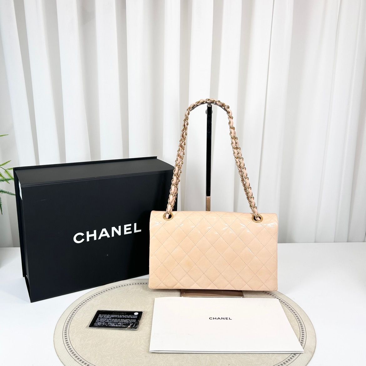 Chanel Classic Flap 21 – Vernice Rosa Cipria – Hardware Oro – Serie 21 - Etoilux