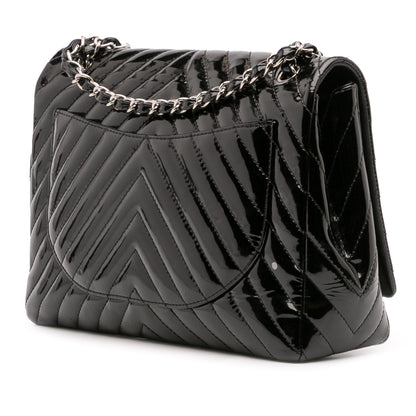 Chanel – Maxi Classic Chevron Patent Single Flap in pelle verniciata nera