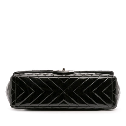 Chanel – Maxi Classic Chevron Patent Single Flap in pelle verniciata nera