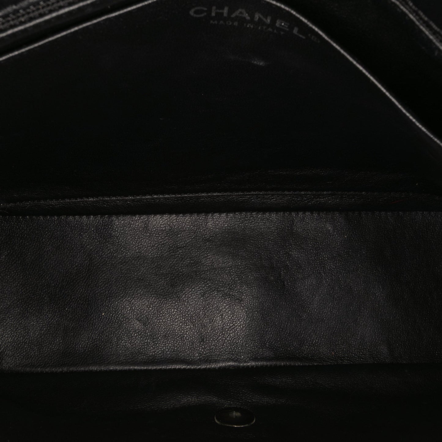 Chanel – Maxi Classic Chevron Patent Single Flap in pelle verniciata nera