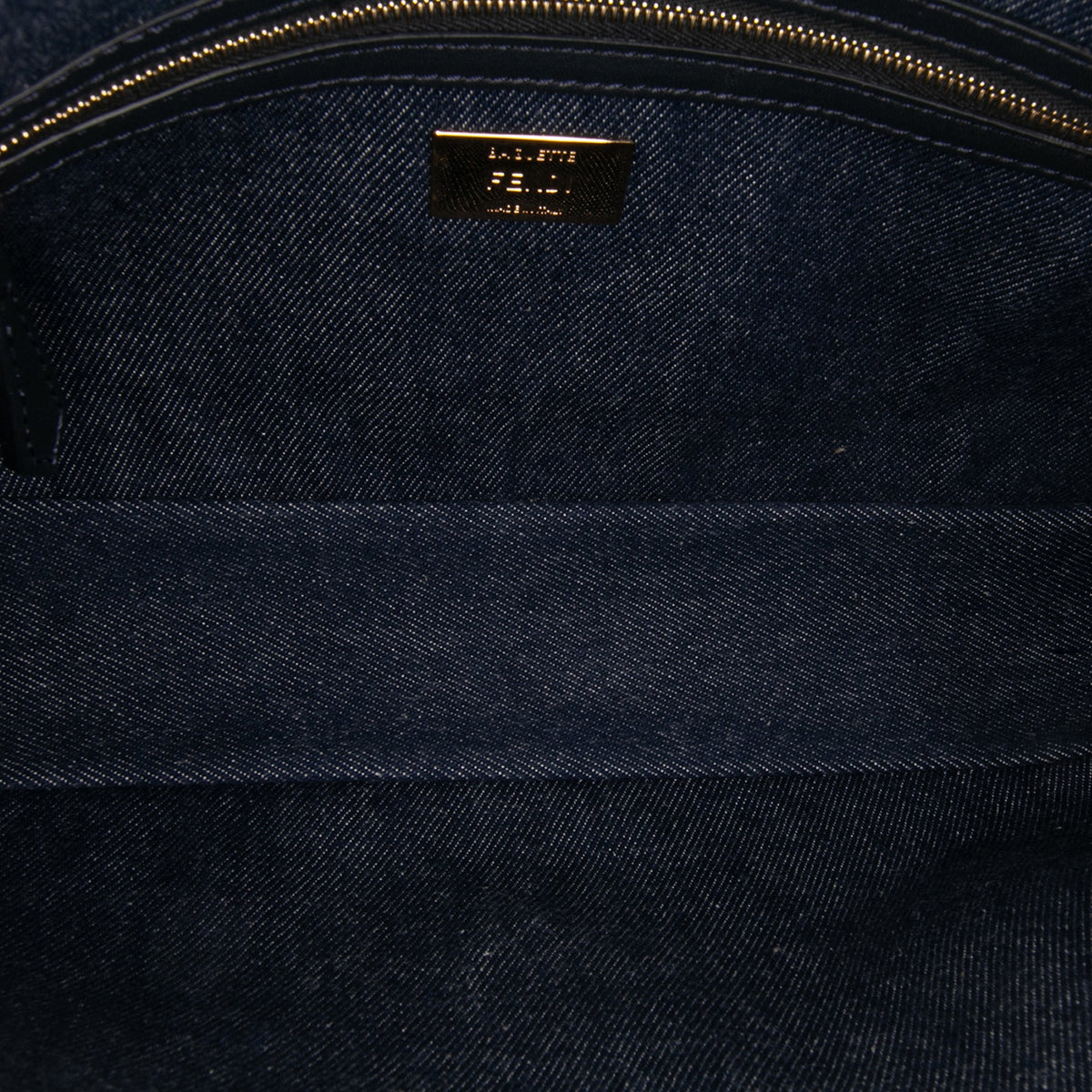 Fendi Baguette Large Denim Blu con Ricamo Rosso – 32 cm