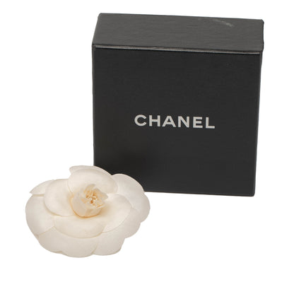 Chanel – Spilla Camelia in tela bianca vintage (anni ’70–’80)