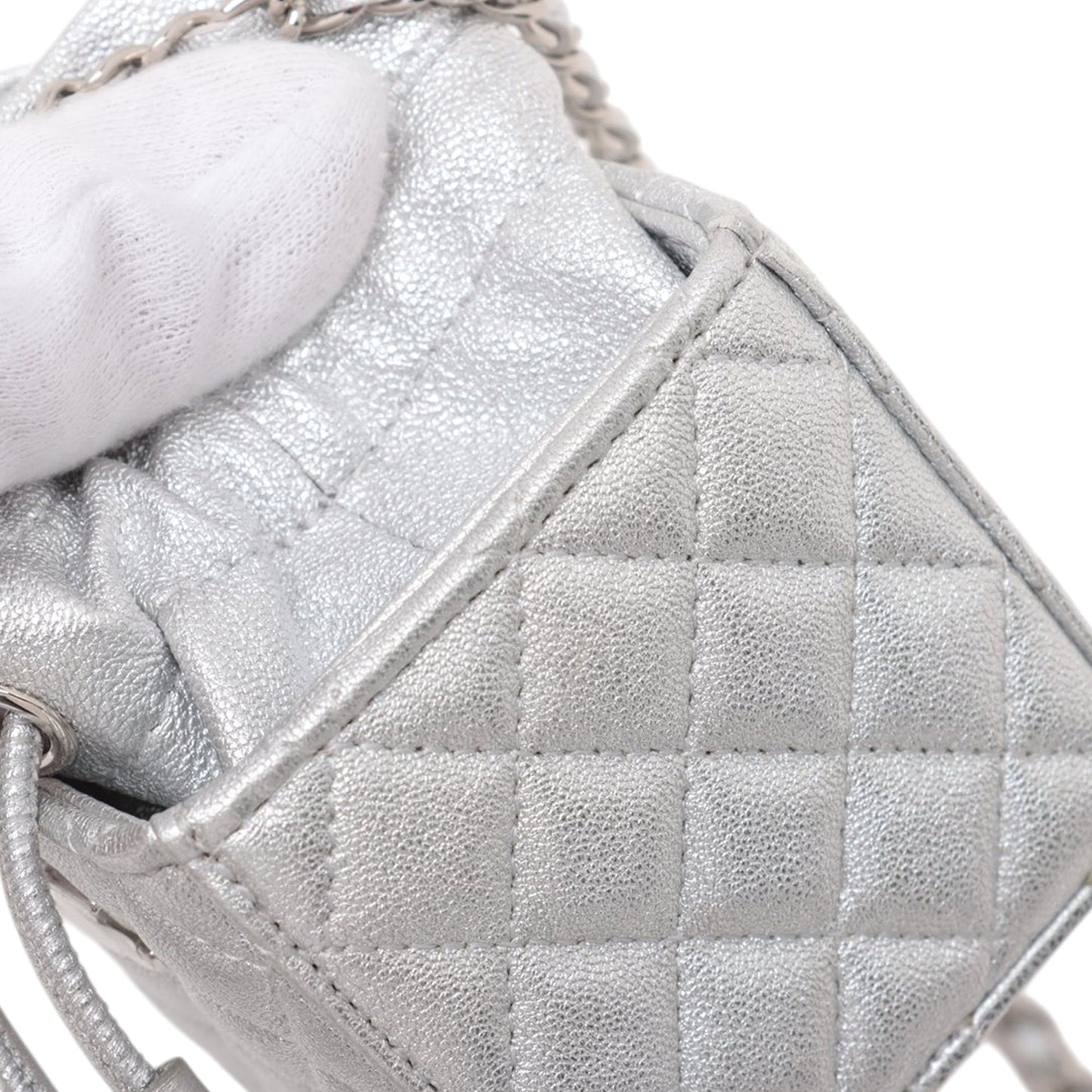 Chanel Mini Bucket Bag in Pelle Caviar Argento – 2021