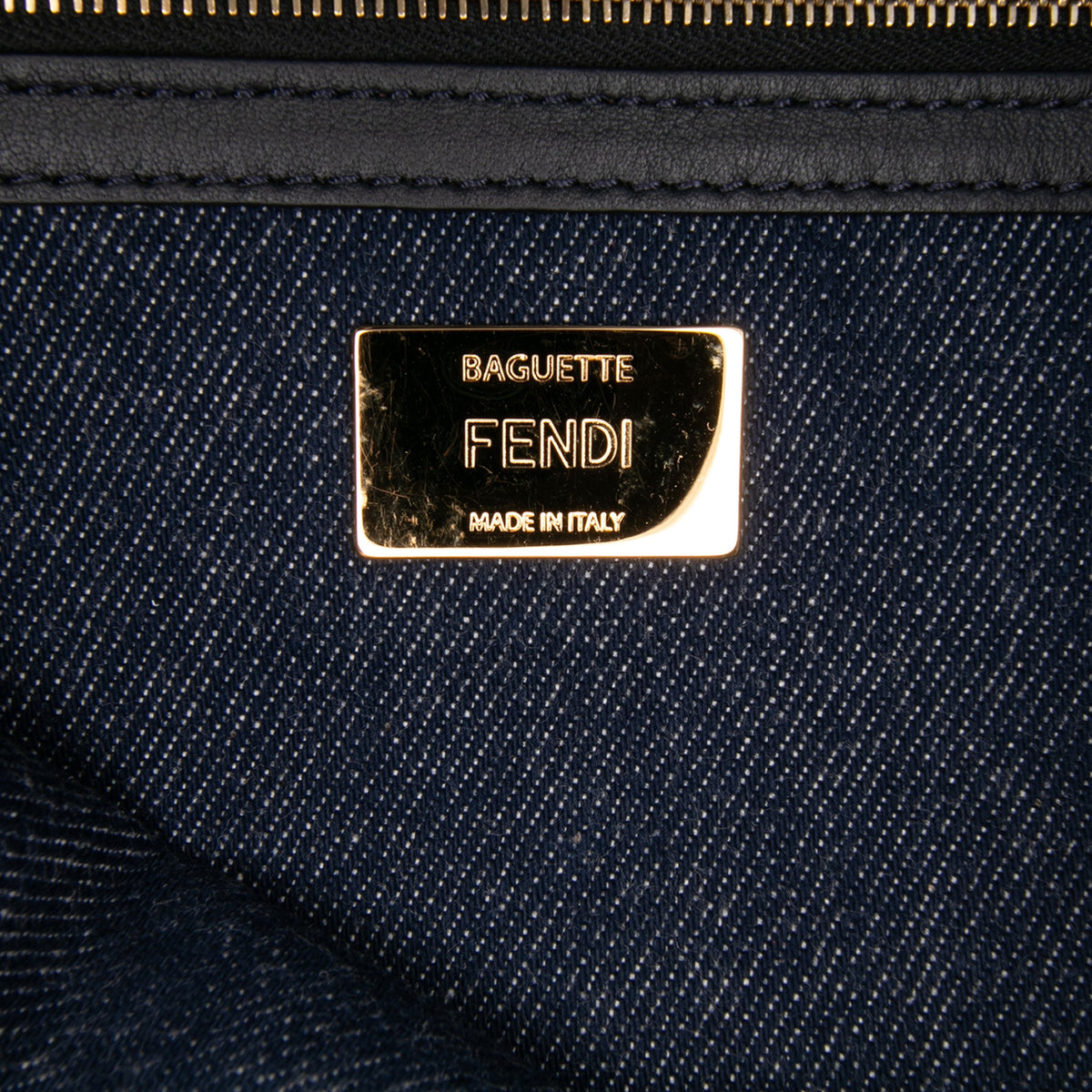 Fendi Baguette Large Denim Blu con Ricamo Rosso – 32 cm