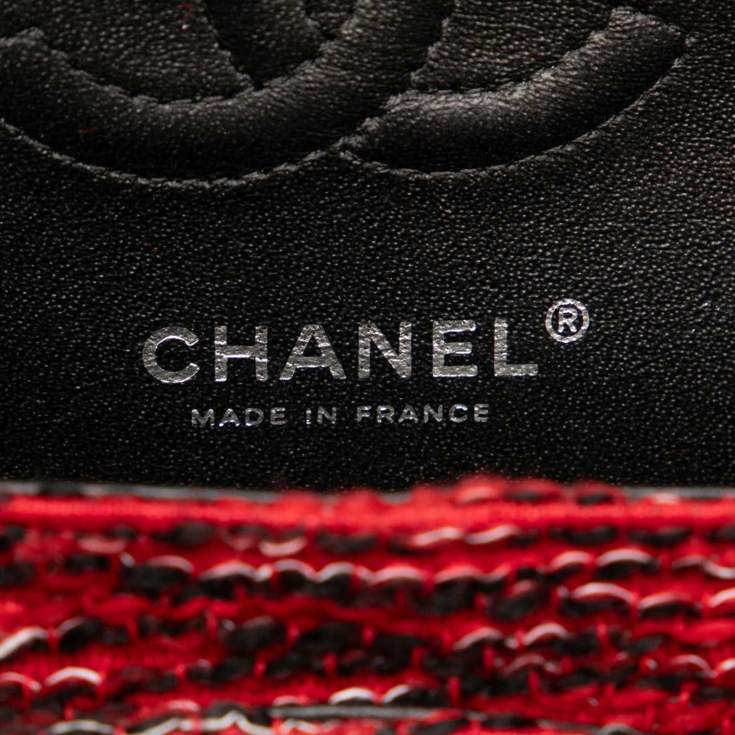 Chanel – Flap Bag Tweed Rosso con Charm Metallici – 2017/18