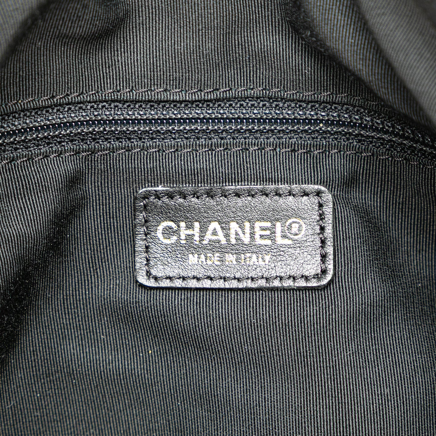 Chanel Chocolate Bar CC Shoulder Bag Pelle di Agnello Nera – 27,5 cm