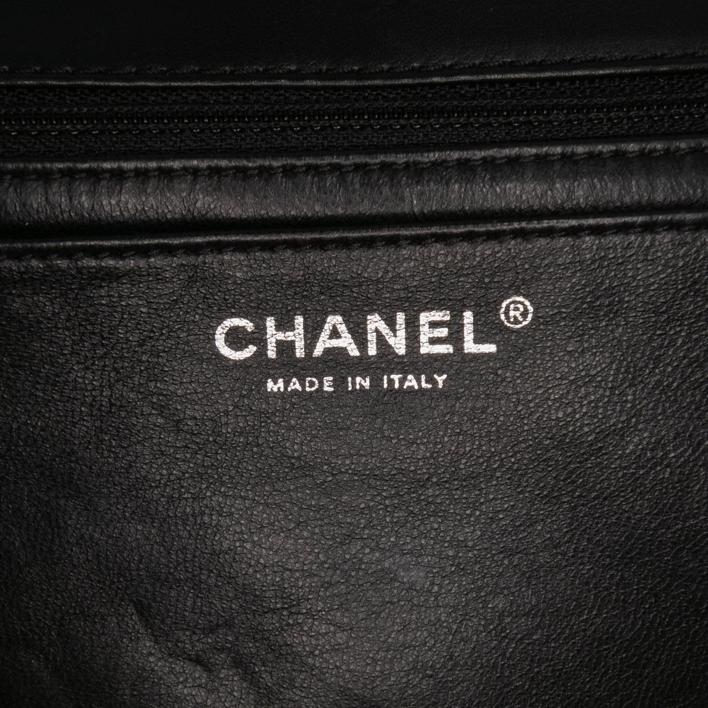 Chanel – Maxi Classic Chevron Patent Single Flap in pelle verniciata nera