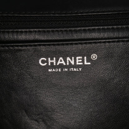 Chanel – Maxi Classic Chevron Patent Single Flap in pelle verniciata nera