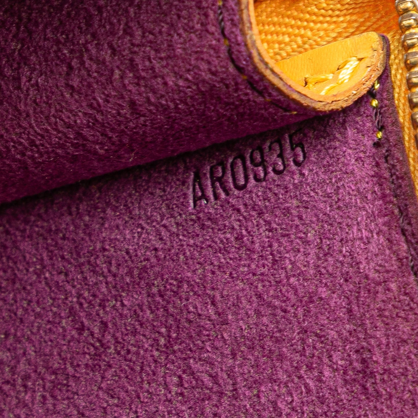 Louis Vuitton Pochette Accessoires Pelle Epi Giallo Tassil 1995 – Made in France