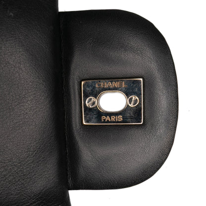 Chanel – Maxi Classic Chevron Patent Single Flap in pelle verniciata nera