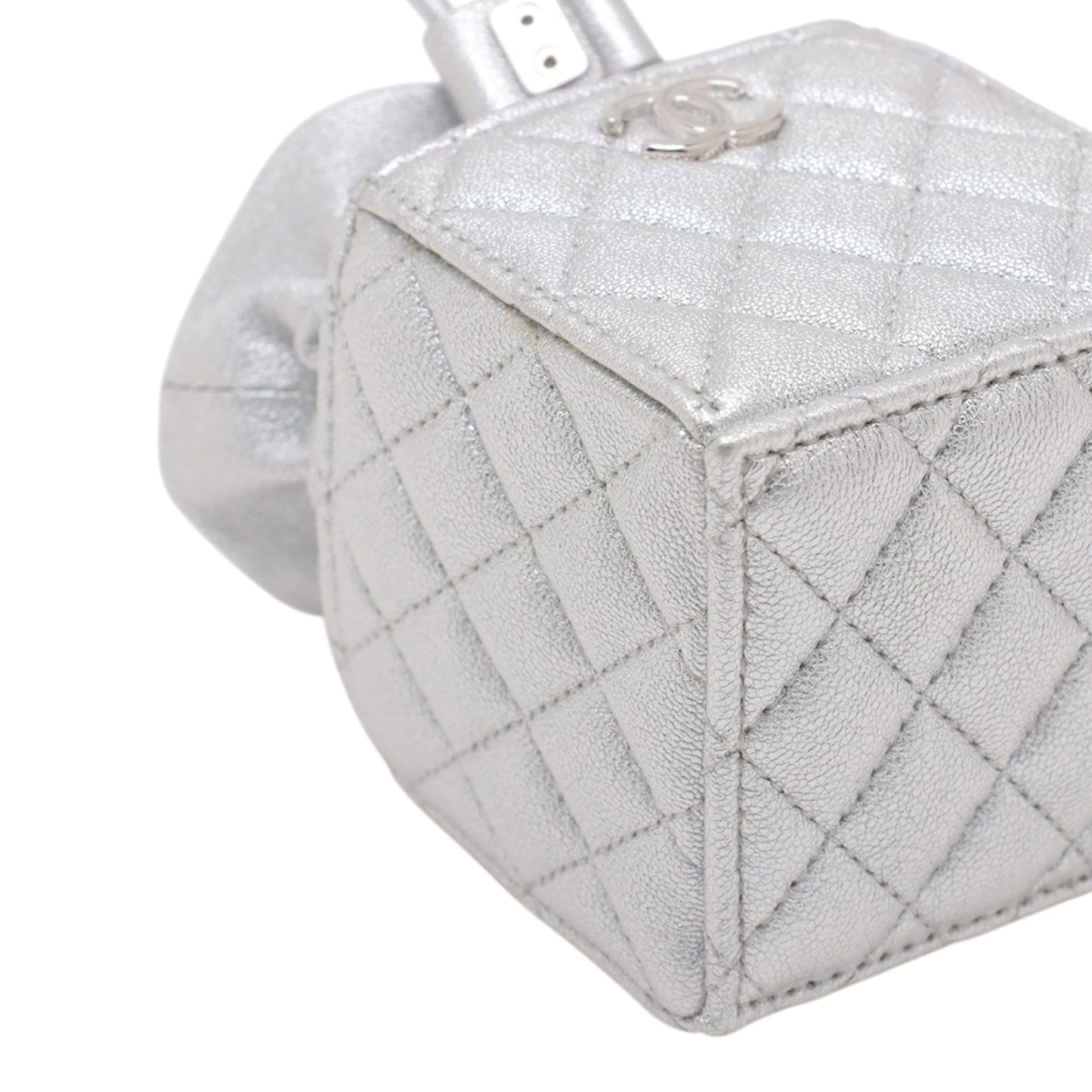 Chanel Mini Bucket Bag in Pelle Caviar Argento – 2021