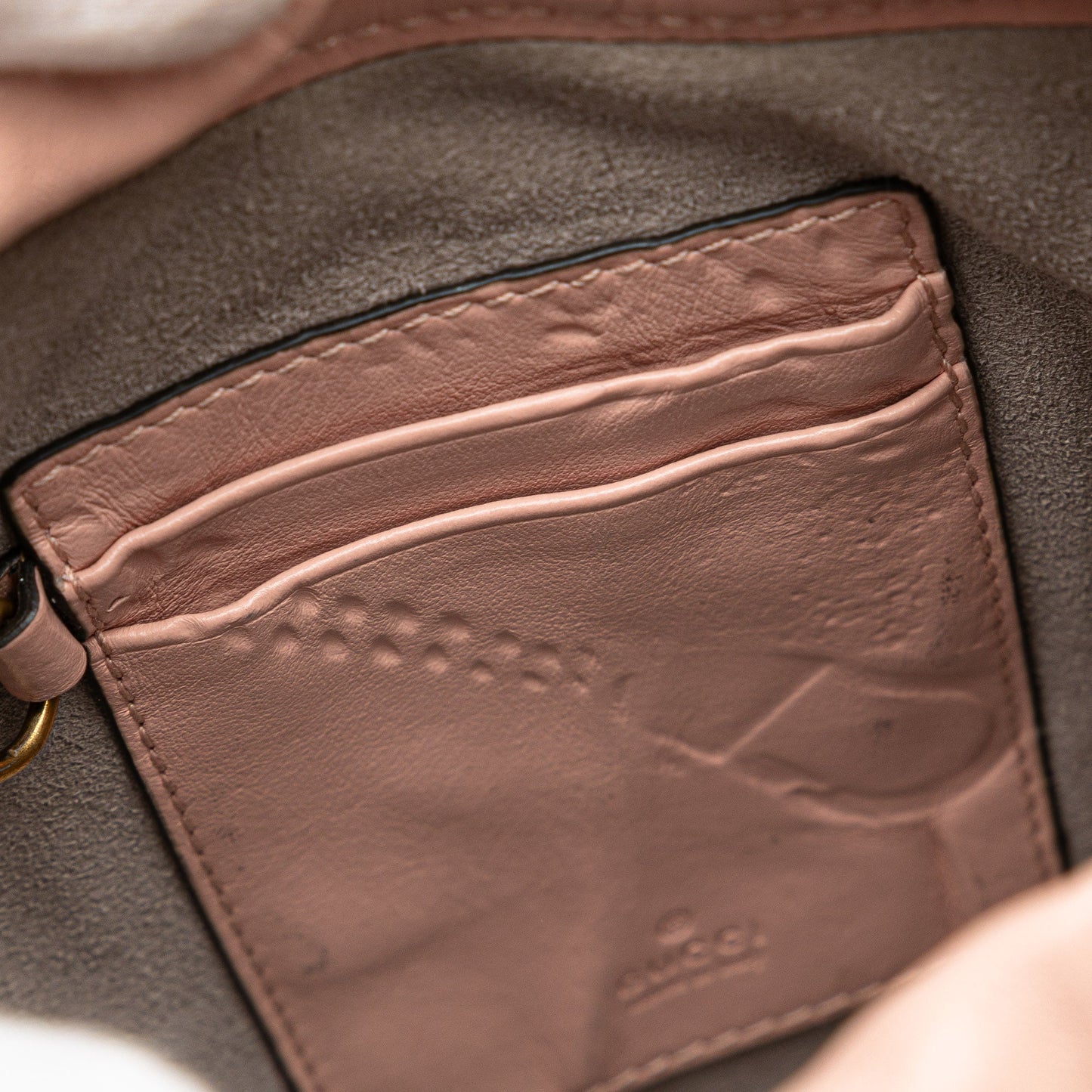 Gucci GG Marmont Mini Bucket Bag in pelle matelassé rosa cipria – 2016/2025