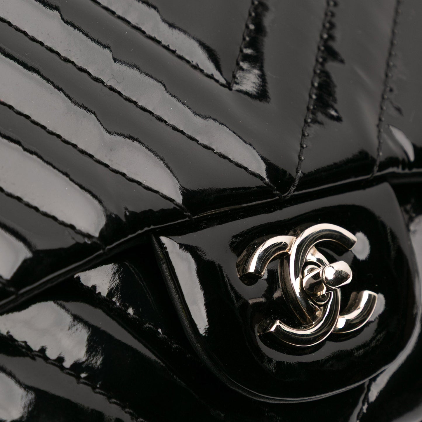 Chanel – Maxi Classic Chevron Patent Single Flap in pelle verniciata nera