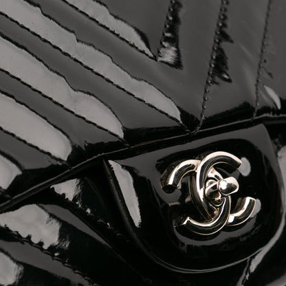 Chanel – Maxi Classic Chevron Patent Single Flap in pelle verniciata nera