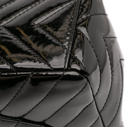 Chanel – Maxi Classic Chevron Patent Single Flap in pelle verniciata nera