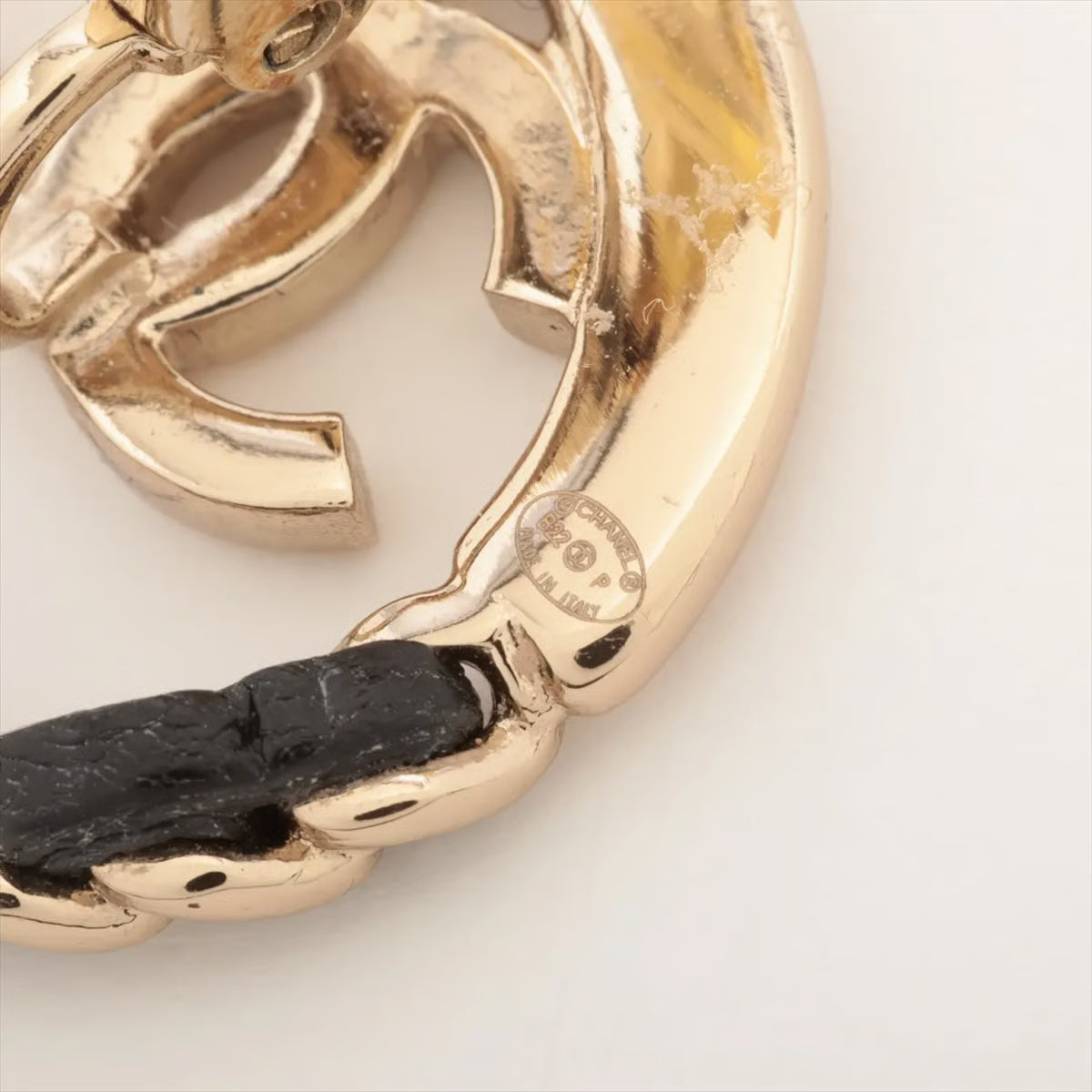 Chanel Orecchini CC Cerchio Chain Metallo Dorato e Pelle Nera – Mini
