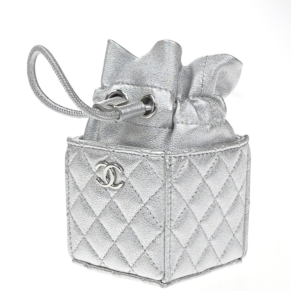 Chanel Mini Bucket Bag Pelle Vitello Trapuntata Argento Metallizzato – 6 cm