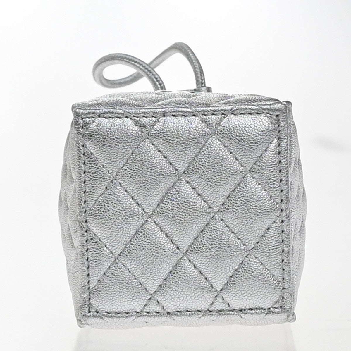 Chanel Mini Bucket Bag Pelle Vitello Trapuntata Argento Metallizzato – 6 cm