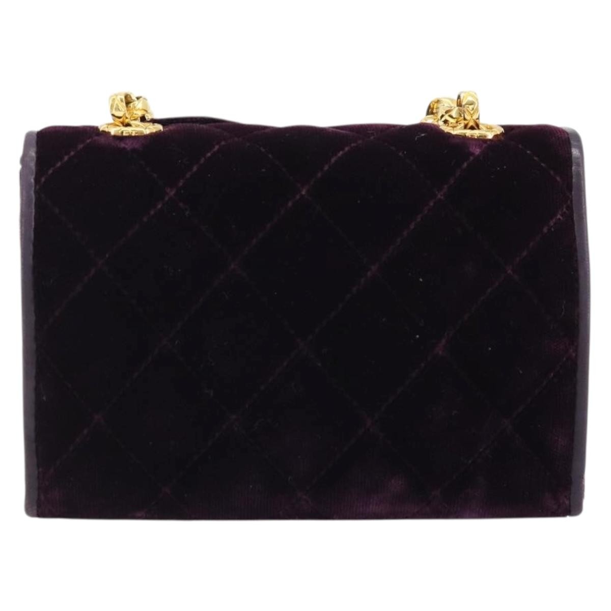 Chanel Camellia Quilted Velvet Mini Flap Bag Viola Prugna Hardware Oro – 15 cm