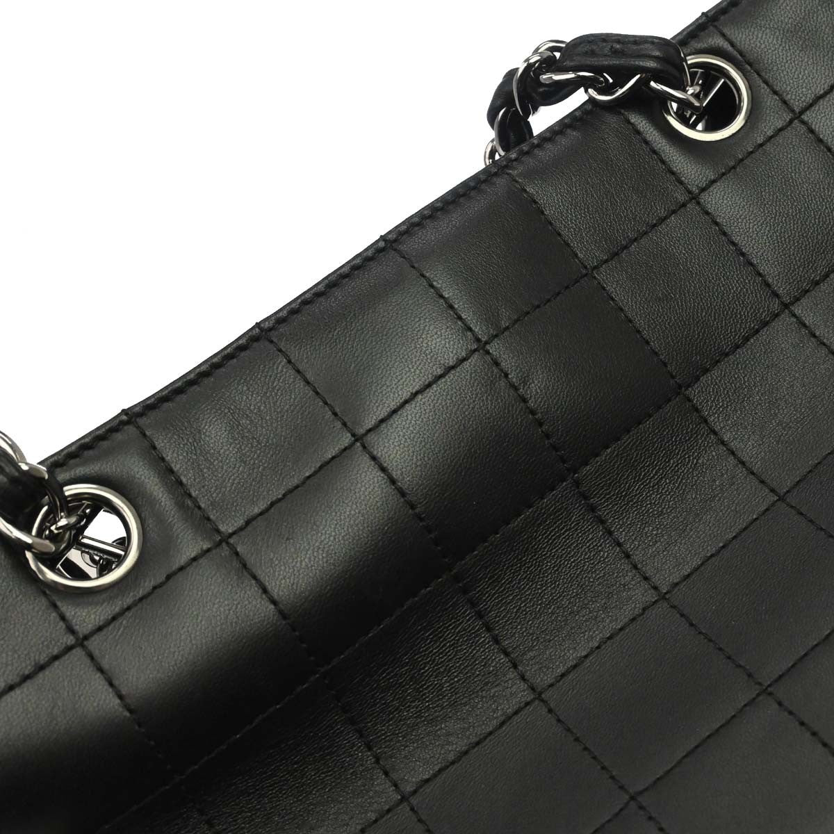 Chanel Chocolate Bar CC Tote Bag Pelle Agnello Nera Hardware Argento – 28 cm
