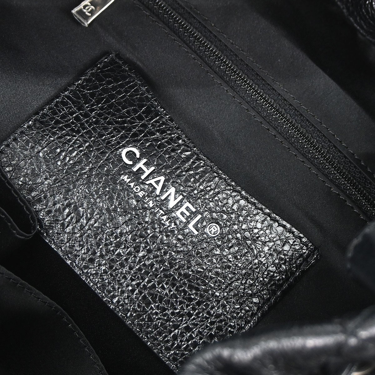 Chanel On the Road Drawstring Bucket Bag Vitello Crinkled Nero Hardware Argento – 29 cm