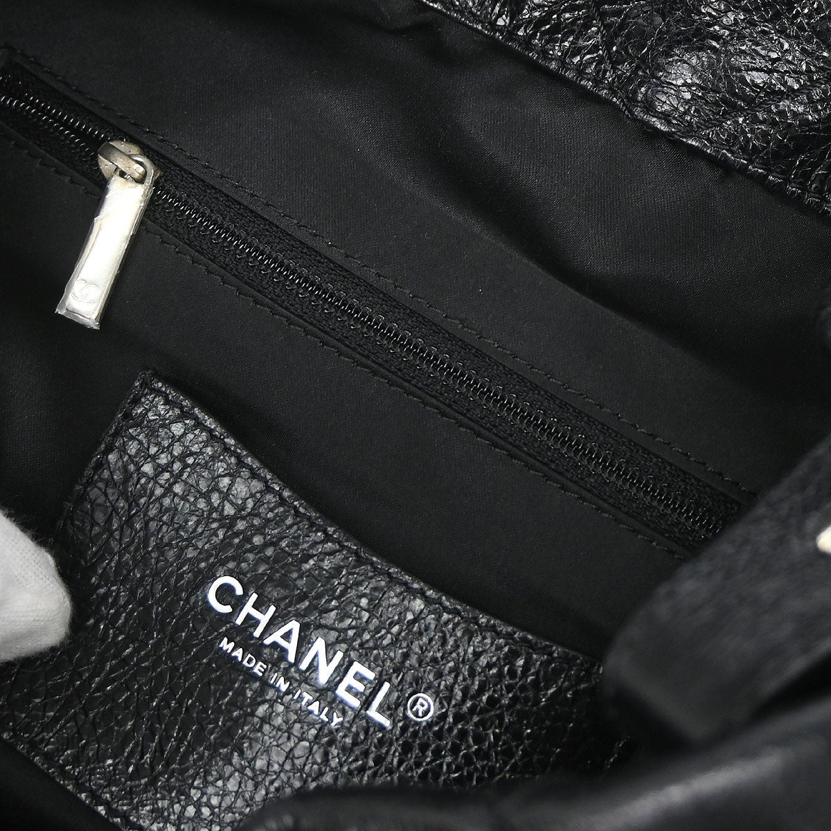 Chanel On the Road Drawstring Bucket Bag Vitello Crinkled Nero Hardware Argento – 29 cm