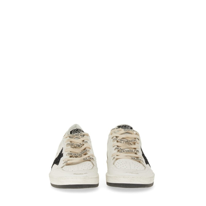 Golden Goose – Ball Star Sneaker in Pelle Bianca con Stella Nera Glitter e Tallone Oro – Donna – FW25