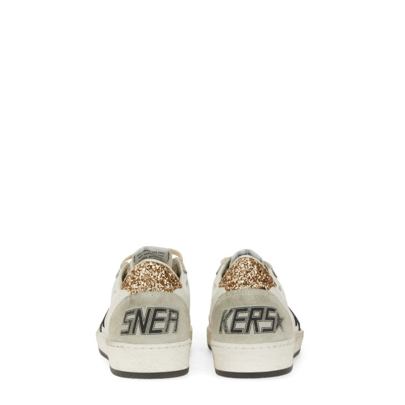 Golden Goose – Ball Star Sneaker in Pelle Bianca con Stella Nera Glitter e Tallone Oro – Donna – FW25