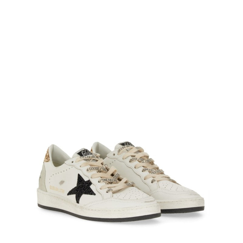Golden Goose – Ball Star Sneaker in Pelle Bianca con Stella Nera Glitter e Tallone Oro – Donna – FW25