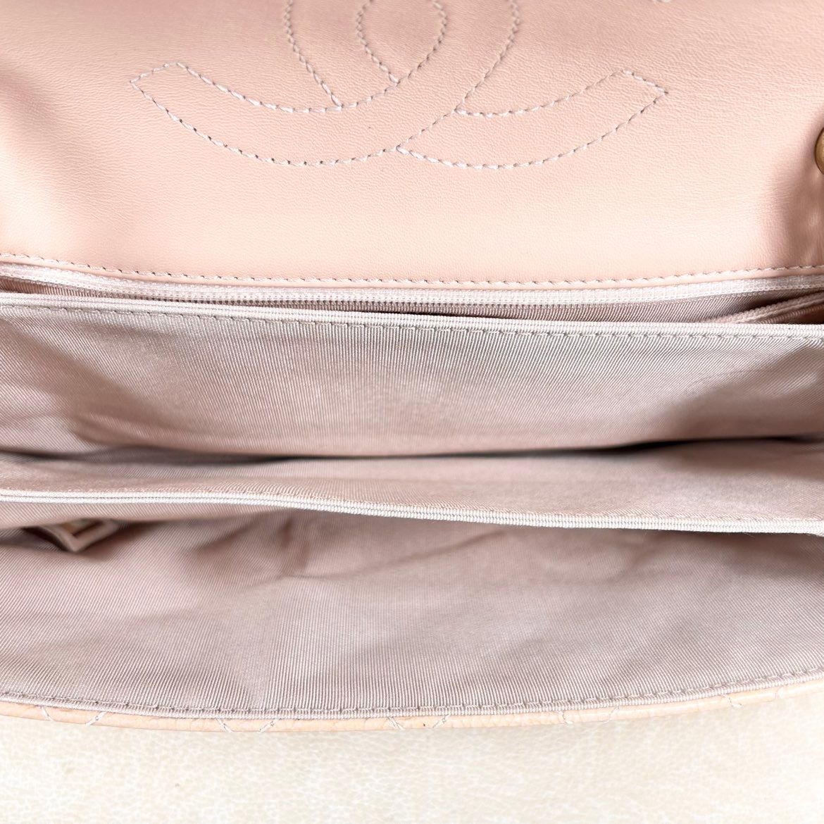 Chanel Classic Flap 21 – Vernice Rosa Cipria – Hardware Oro – Serie 21